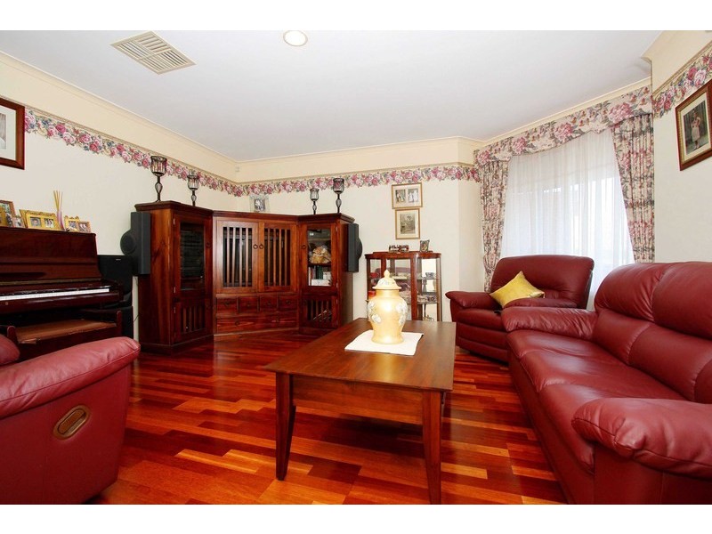 32 Pintail Crescent, Taylors Lakes VIC 3038