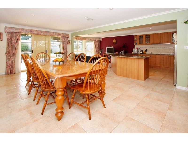 32 Pintail Crescent, Taylors Lakes VIC 3038