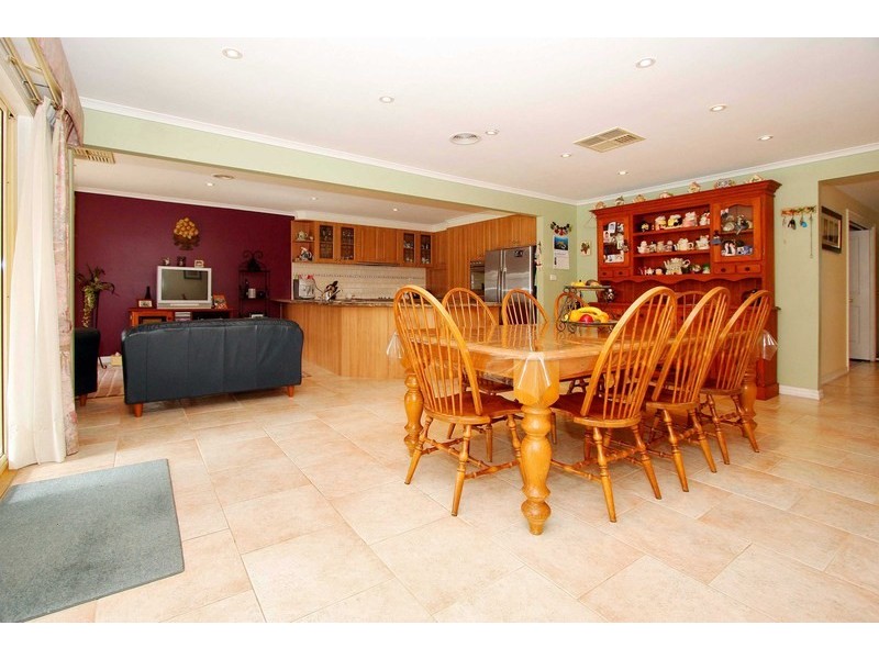 32 Pintail Crescent, Taylors Lakes VIC 3038