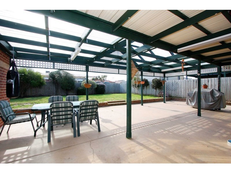 32 Pintail Crescent, Taylors Lakes VIC 3038