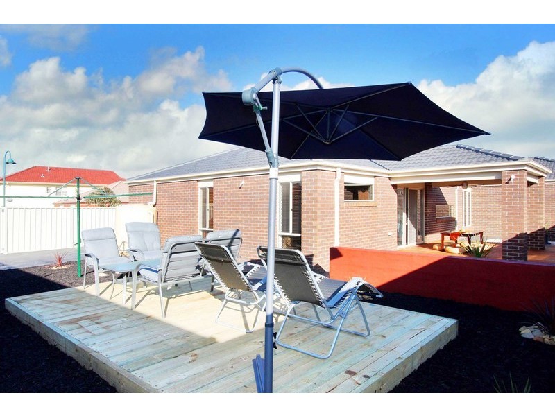5 Jindabyne Avenue, Taylors Hill VIC 3037