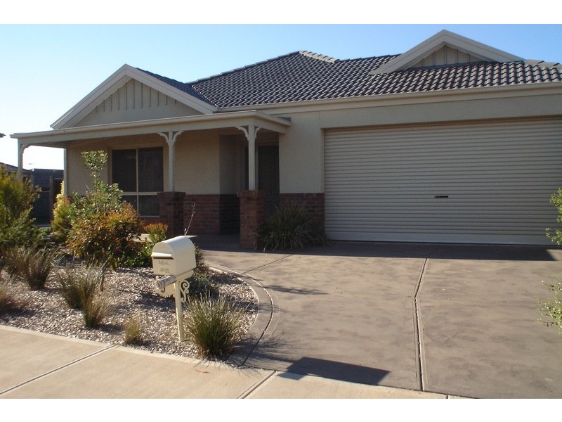 5 Dobell Crescent, Caroline Springs VIC 3023