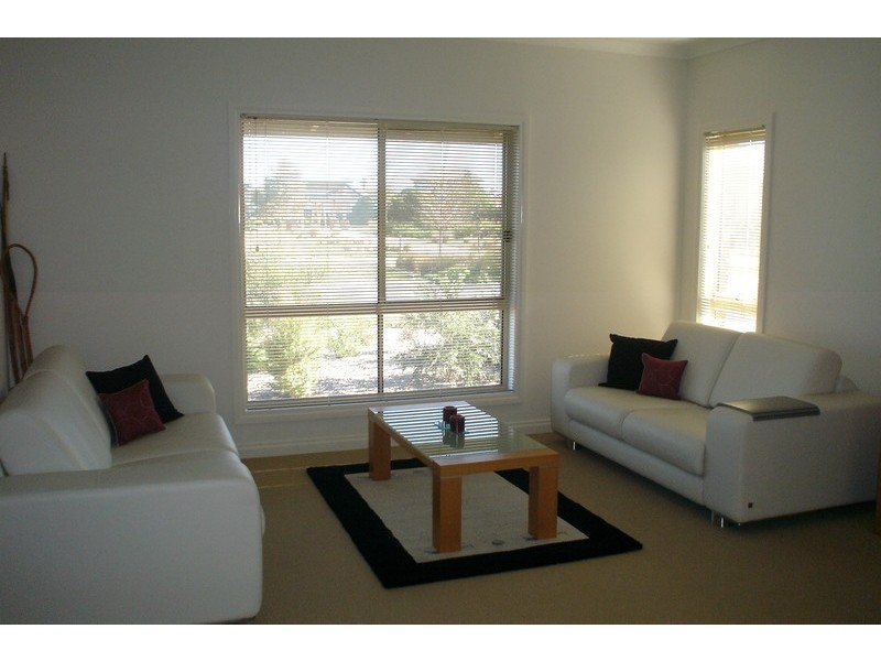 5 Dobell Crescent, Caroline Springs VIC 3023