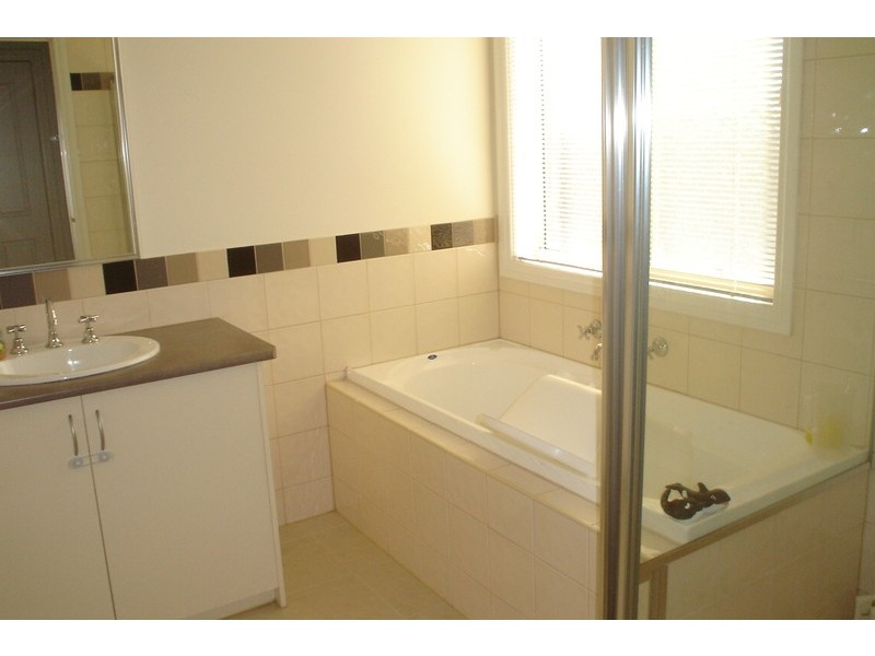 5 Dobell Crescent, Caroline Springs VIC 3023