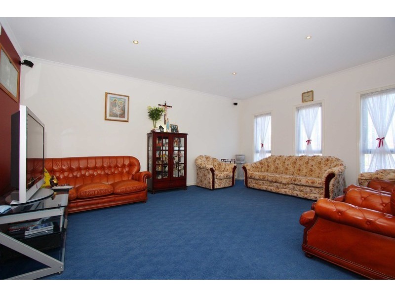 1 Woodburn Avenue, Cairnlea VIC 3023