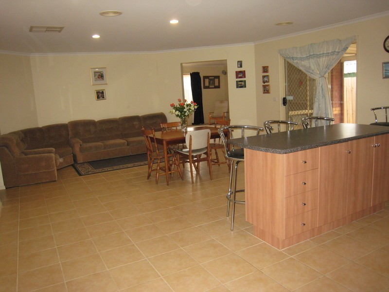 4 Champagne Way, Hillside VIC 3037