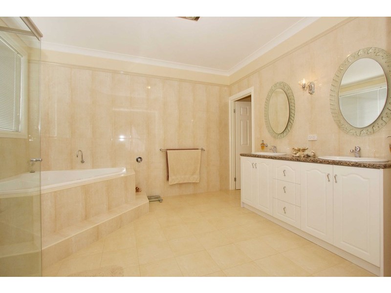 81 Hillcrest Drive, Hillside VIC 3037