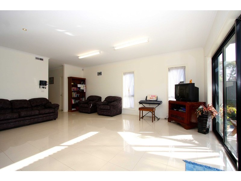 1 Woodburn Avenue, Cairnlea VIC 3023