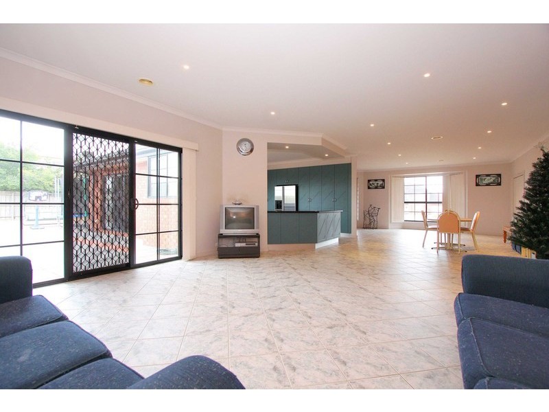 8 Elegan Court, Hillside VIC 3037