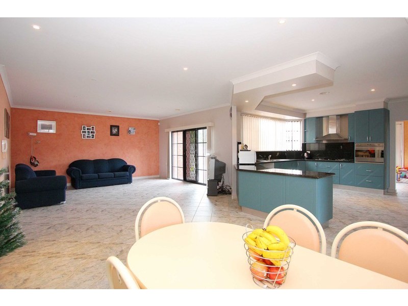 8 Elegan Court, Hillside VIC 3037
