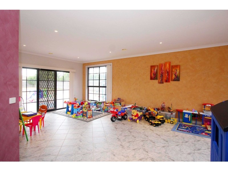 8 Elegan Court, Hillside VIC 3037