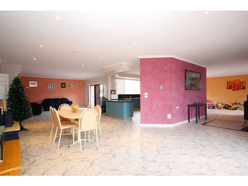 8 Elegan Court, Hillside VIC 3037
