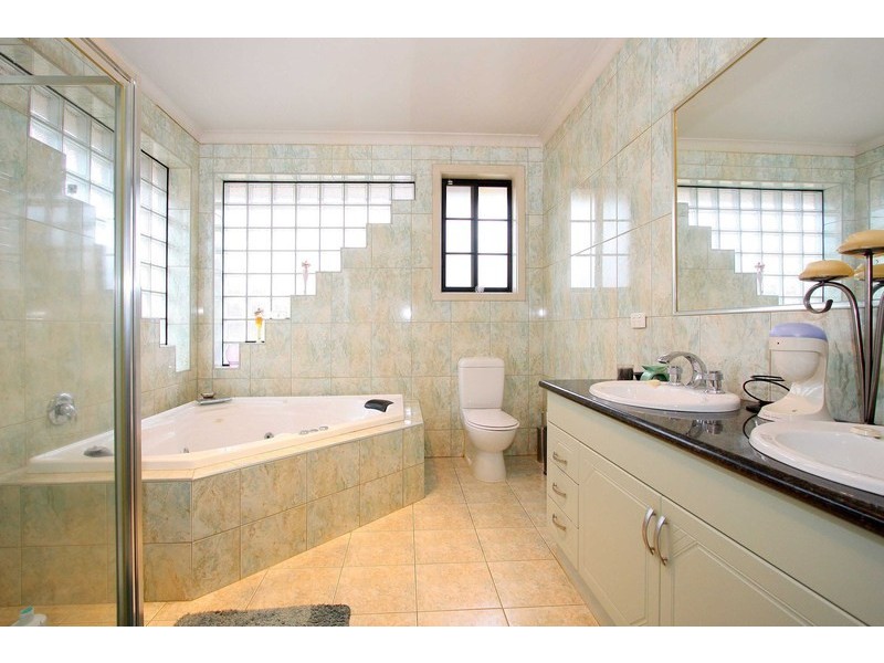 8 Elegan Court, Hillside VIC 3037
