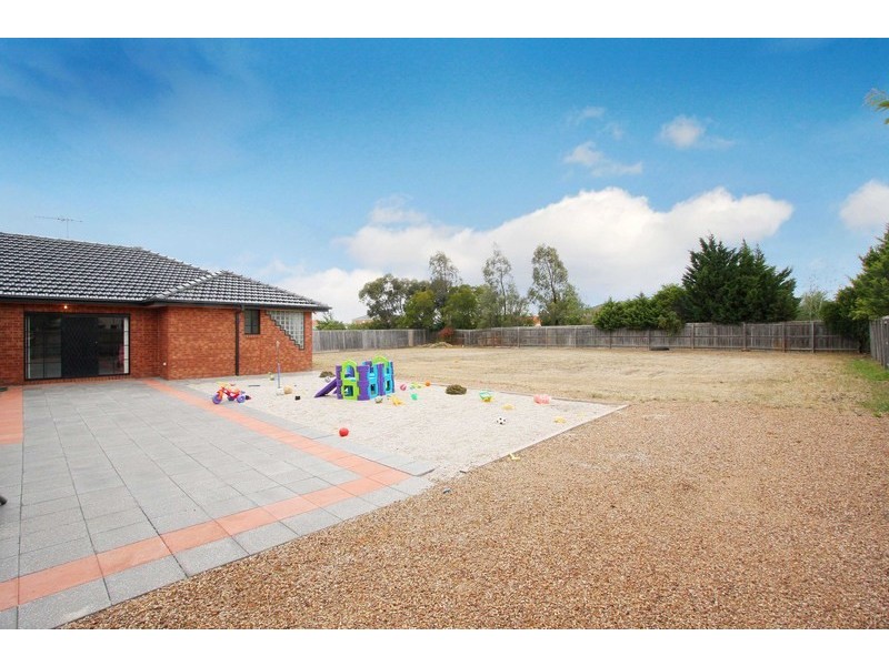 8 Elegan Court, Hillside VIC 3037
