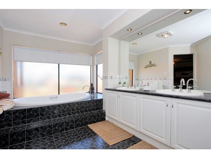 22 Sovereign Way, Hillside VIC 3037