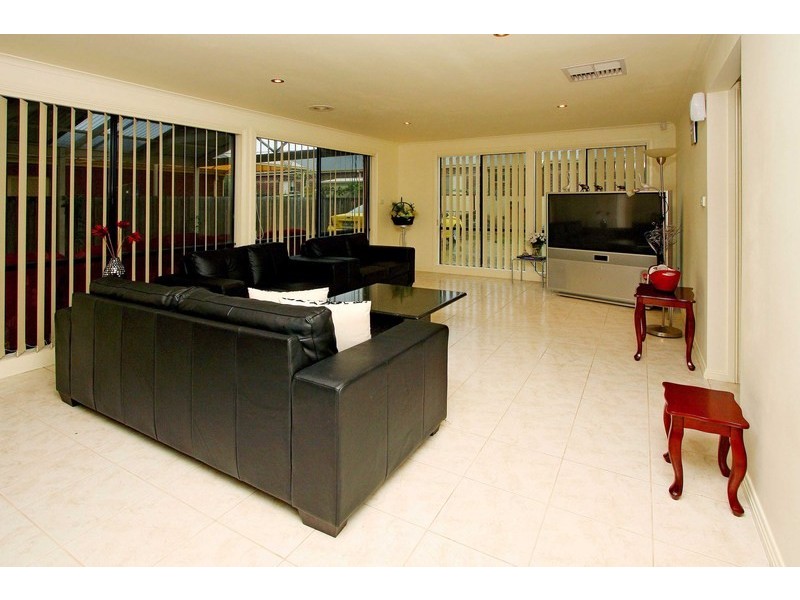 17 Howqua Way, Taylors Hill VIC 3037