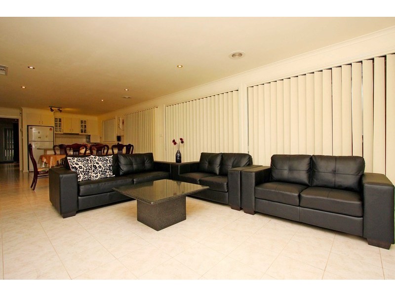 17 Howqua Way, Taylors Hill VIC 3037