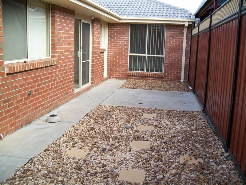 2/16 Lily Drive, Sydenham VIC 3037