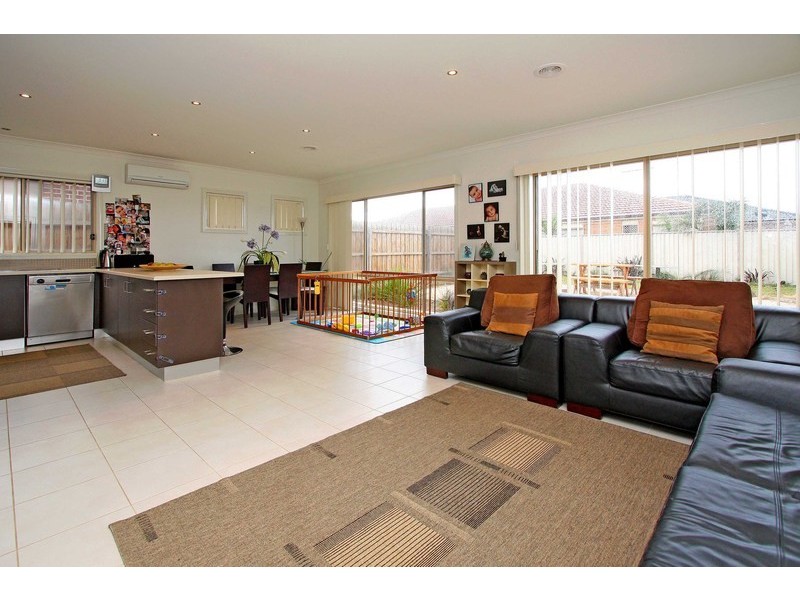 13 Lucas Terrace, Taylors Hill VIC 3037
