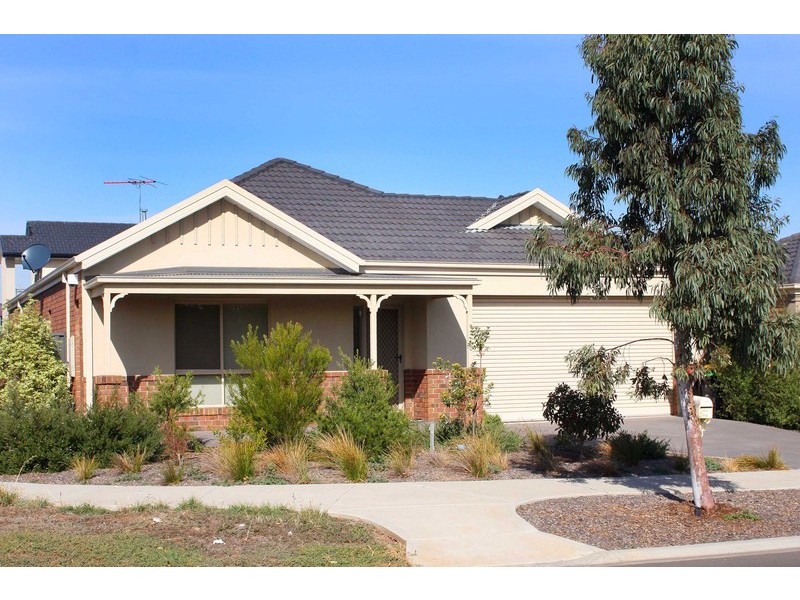 5 Dobell Crescent, Caroline Springs VIC 3023