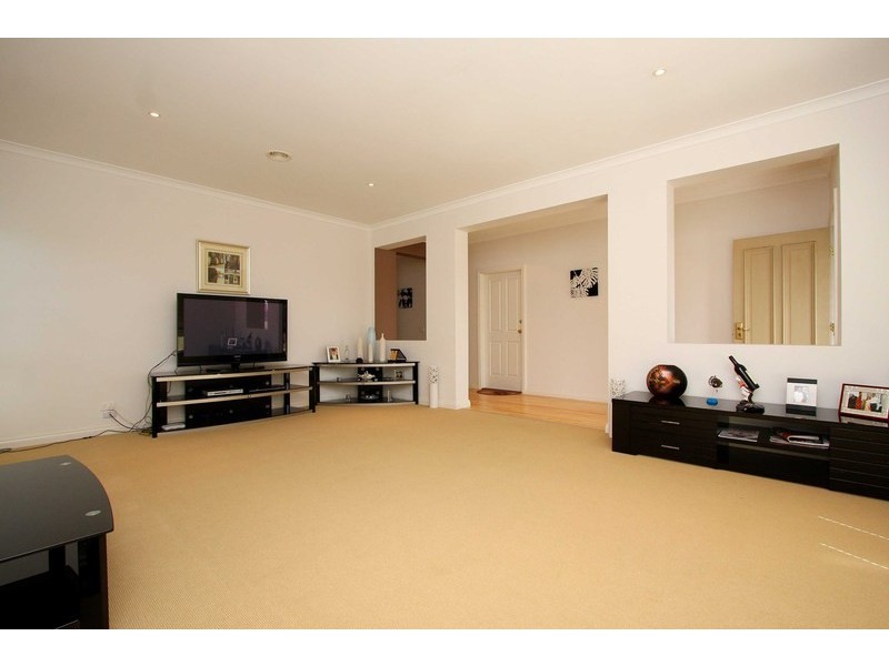 5 Dobell Crescent, Caroline Springs VIC 3023