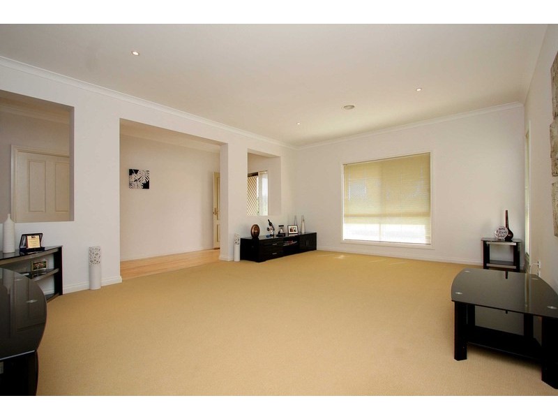 5 Dobell Crescent, Caroline Springs VIC 3023