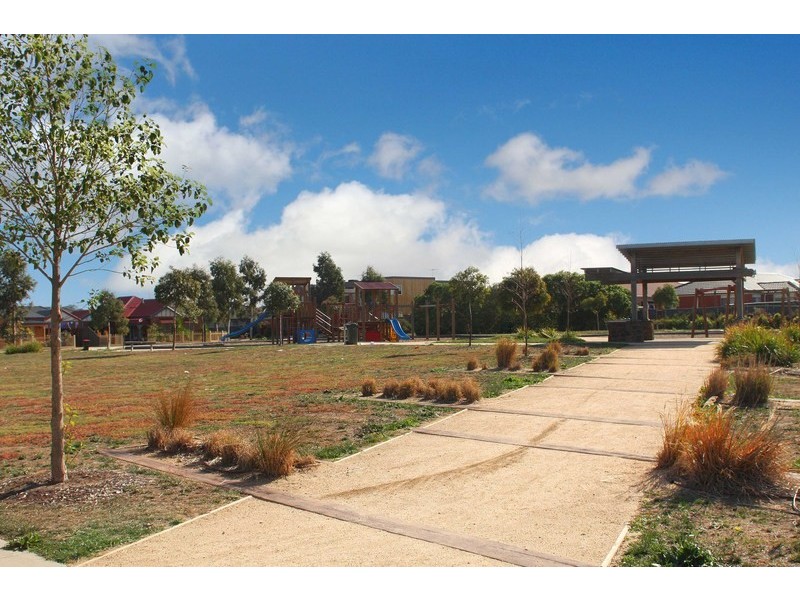 5 Dobell Crescent, Caroline Springs VIC 3023