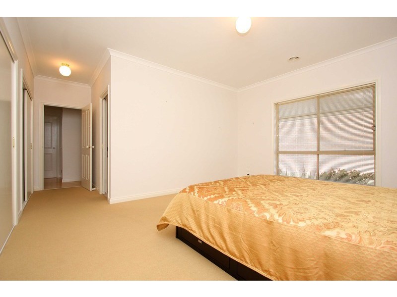 5 Dobell Crescent, Caroline Springs VIC 3023