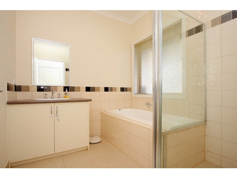 5 Dobell Crescent, Caroline Springs VIC 3023