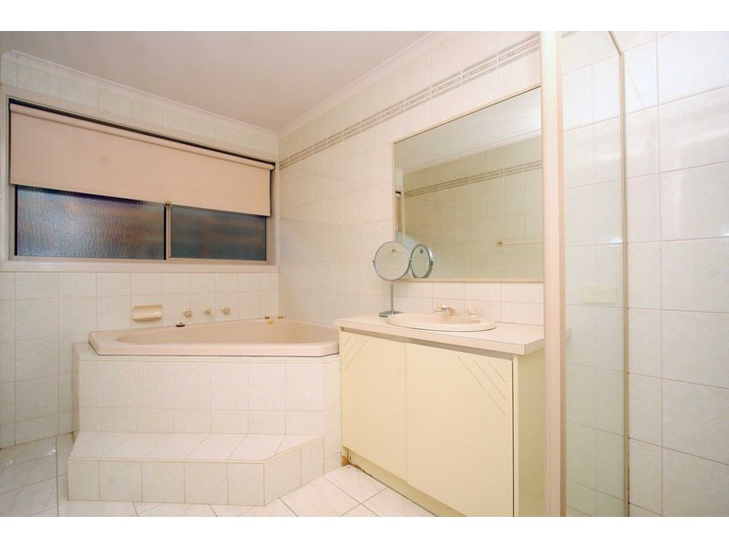 5 Landau Court, Taylors Lakes VIC 3038