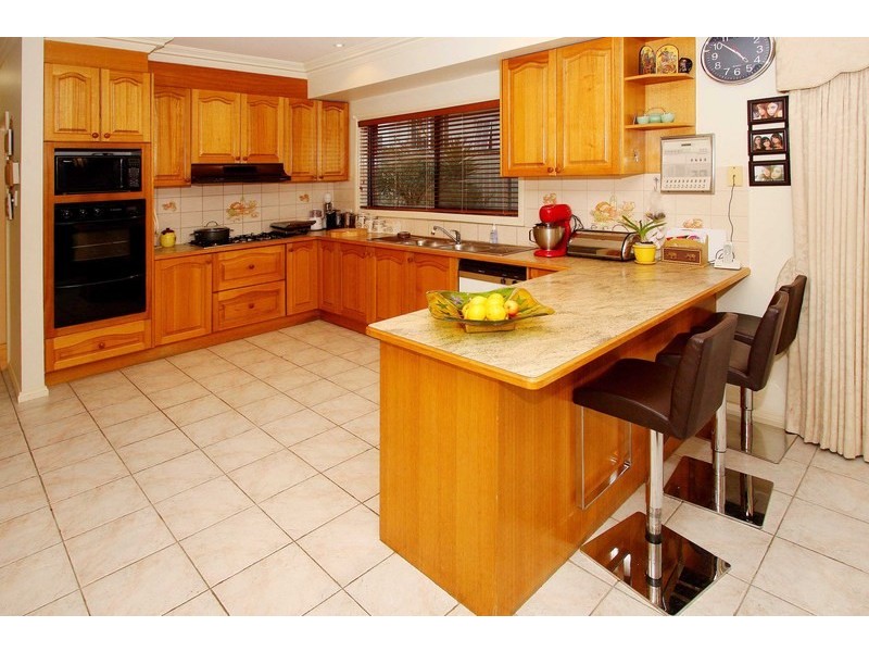 9 Kenswick Drive, Hillside VIC 3037