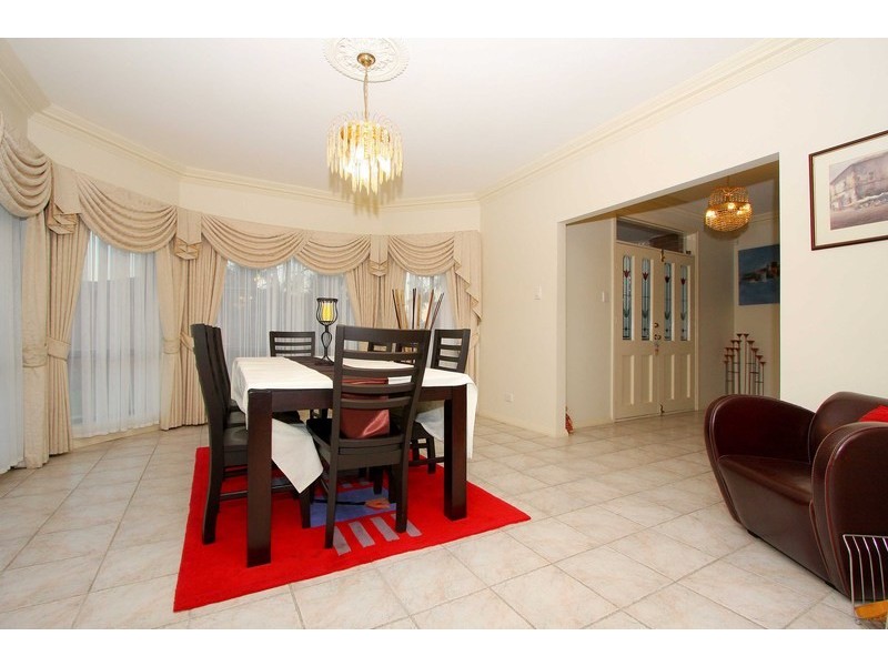 9 Kenswick Drive, Hillside VIC 3037