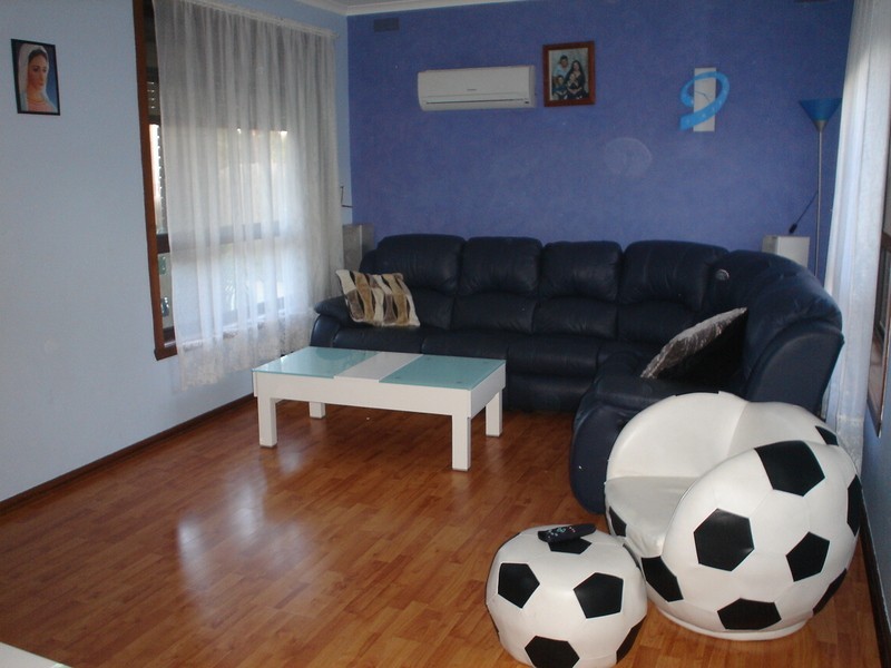 21 Balnarring Drive, Kings Park VIC 3021