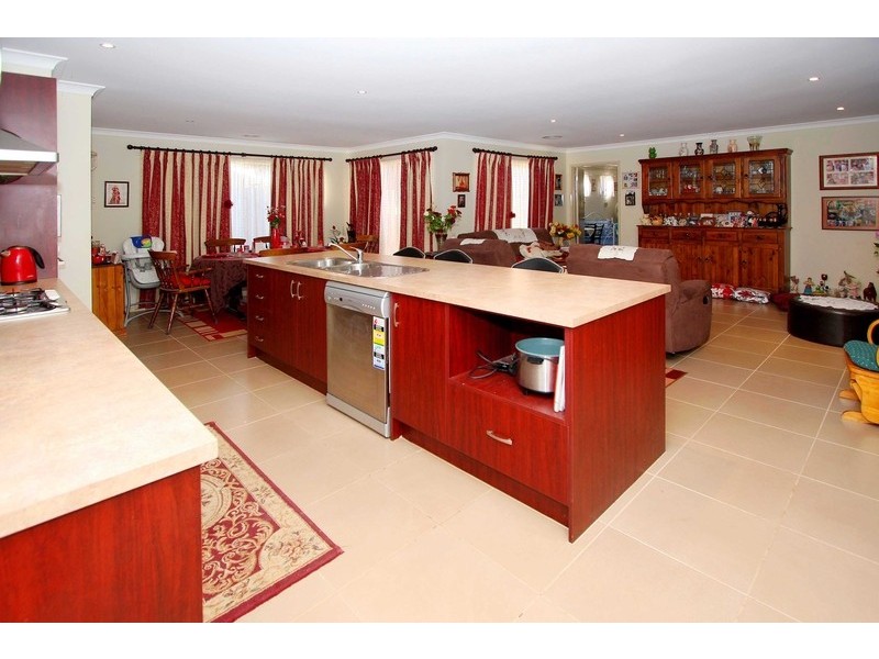 12 Kingston Drive, Taylors Hill VIC 3037