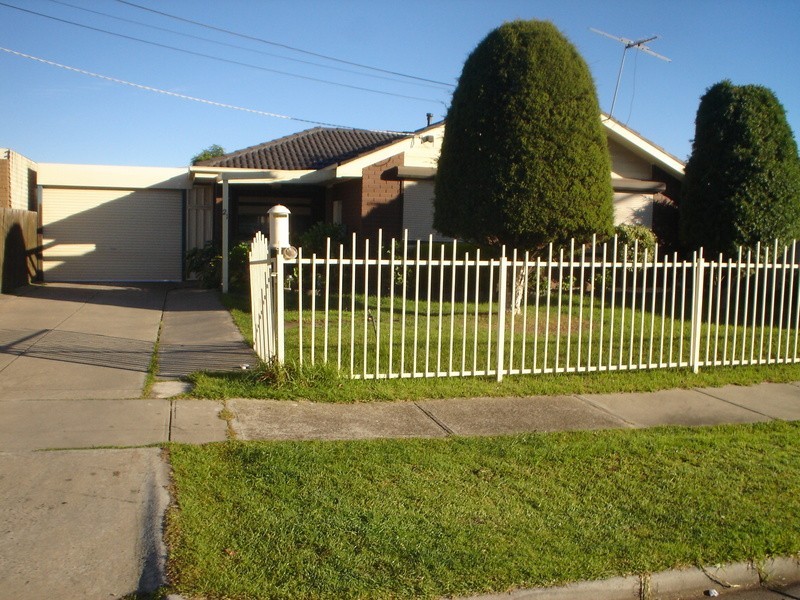 21 Balnarring Drive, Kings Park VIC 3021