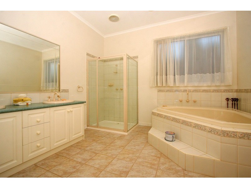 81 Wellesley Drive, Taylors Lakes VIC 3038