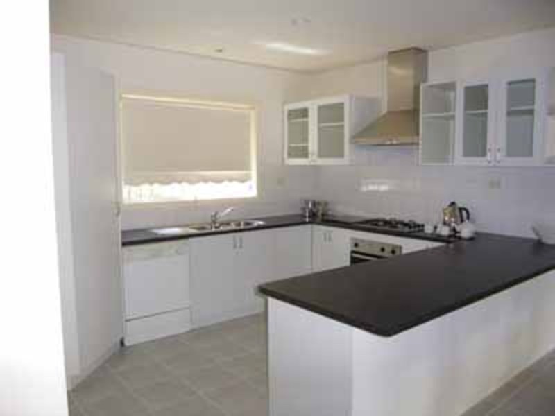 8 Rivoli Place, Taylors Lakes VIC 3038