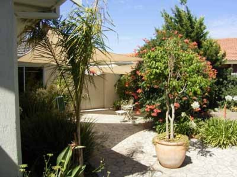 8 Rivoli Place, Taylors Lakes VIC 3038