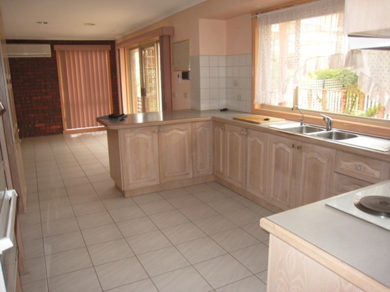 26 Andrea Court, Taylors Lakes VIC 3038