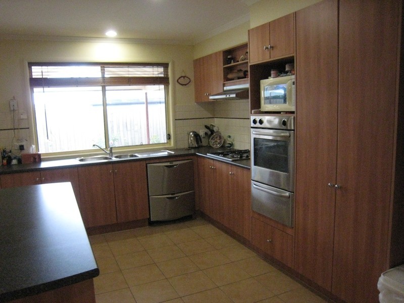 4 Champagne Way, Hillside VIC 3037