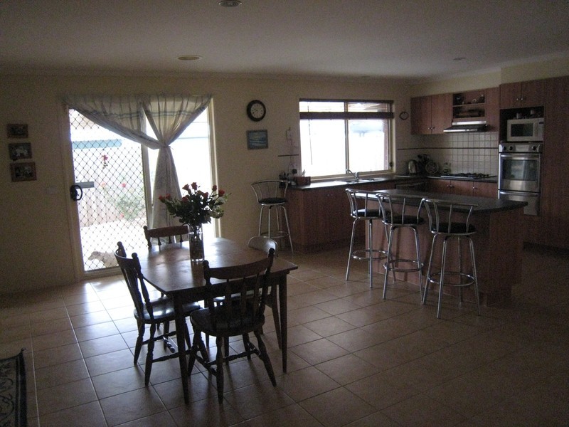 4 Champagne Way, Hillside VIC 3037