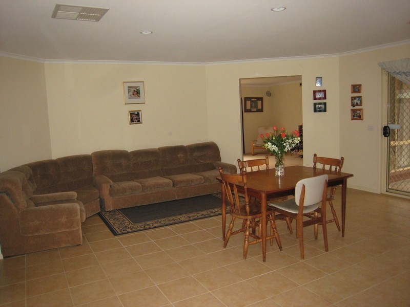 4 Champagne Way, Hillside VIC 3037