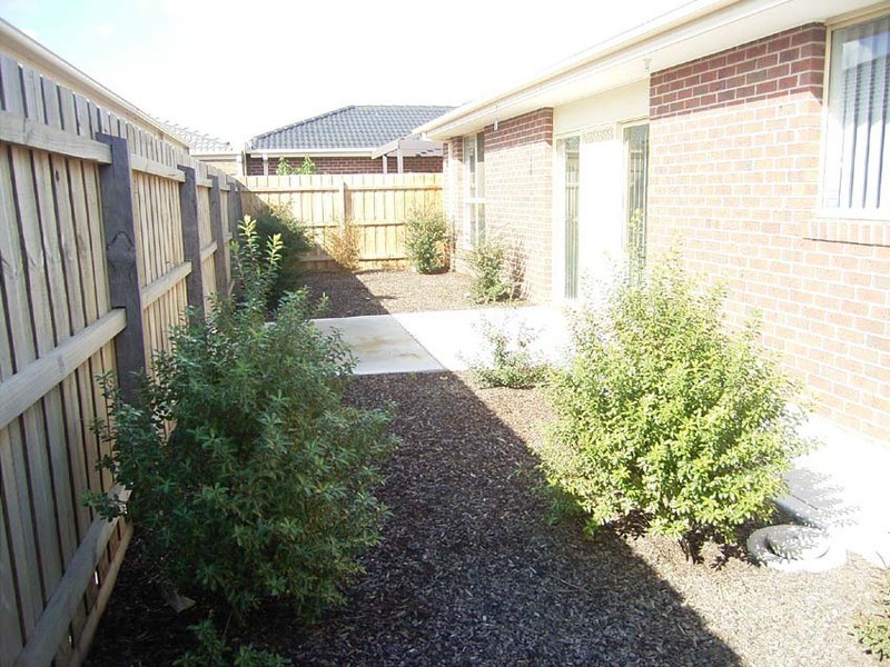 2/20 Westminster Avenue, Hillside VIC 3037