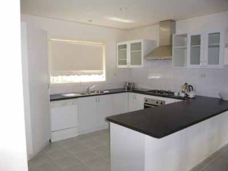 8 Rivoli Place, Taylors Lakes VIC 3038
