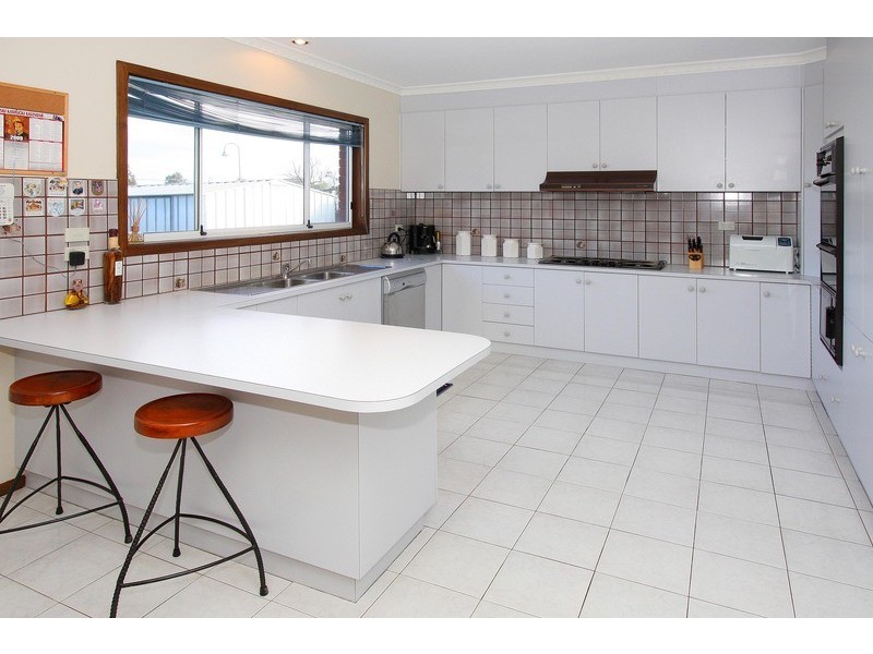 6 Friendship Court, Taylors Lakes VIC 3038