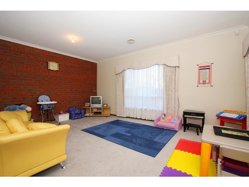 6 Friendship Court, Taylors Lakes VIC 3038