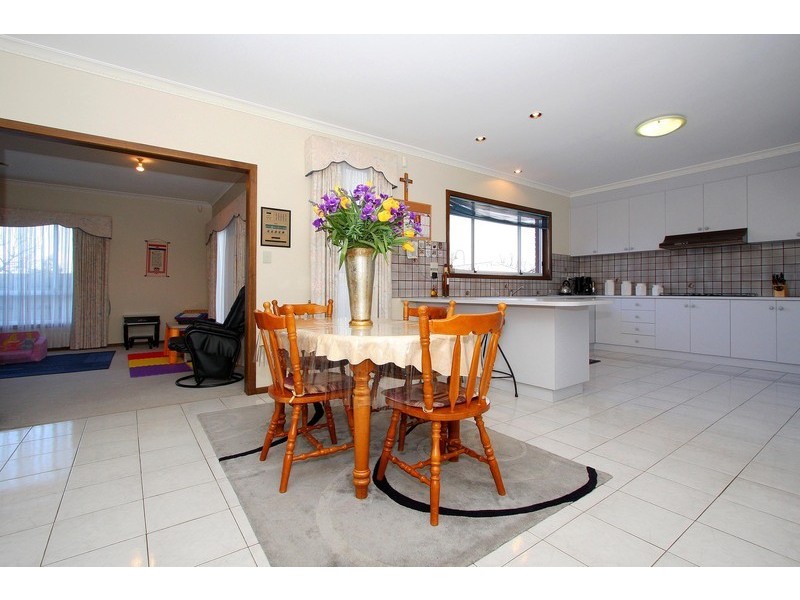 6 Friendship Court, Taylors Lakes VIC 3038