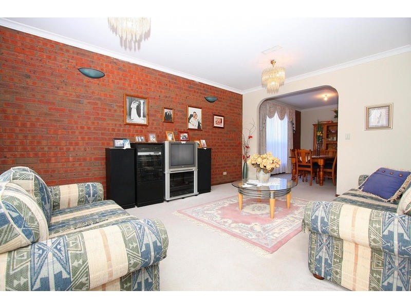 6 Friendship Court, Taylors Lakes VIC 3038