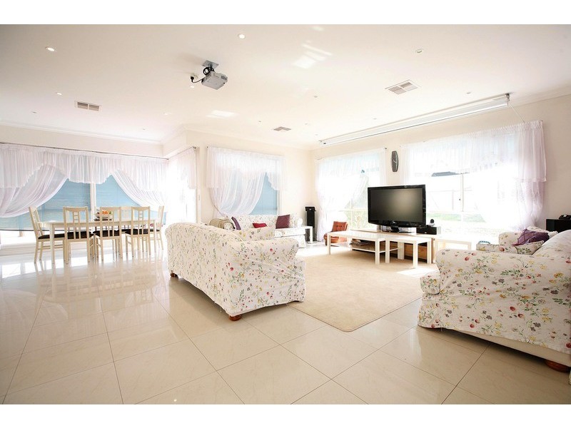 14 Lancelot Court, Hillside VIC 3037