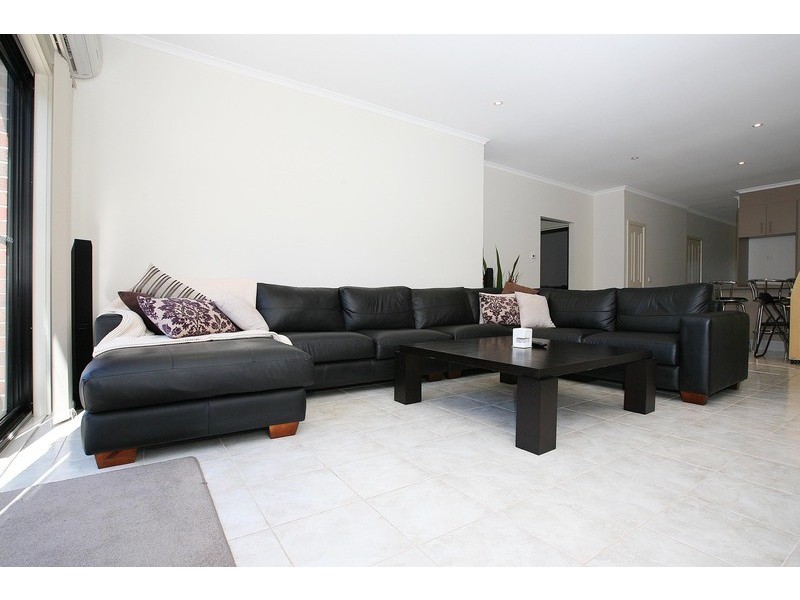 2/1 Westminster Avenue, Hillside VIC 3037